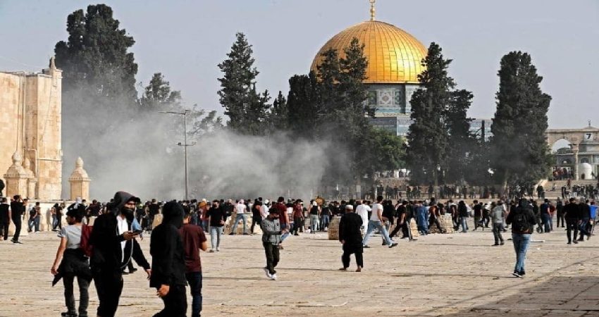 القدس 1 تجدد المواجهات بين قوات الاحتلال والفلسطينيين في باحة المسجد الأقصى