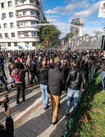 المظاهرات 21 جمعية ومنظمة تدين القمع البوليسي للمتظاهرين يوم 14 جانفي