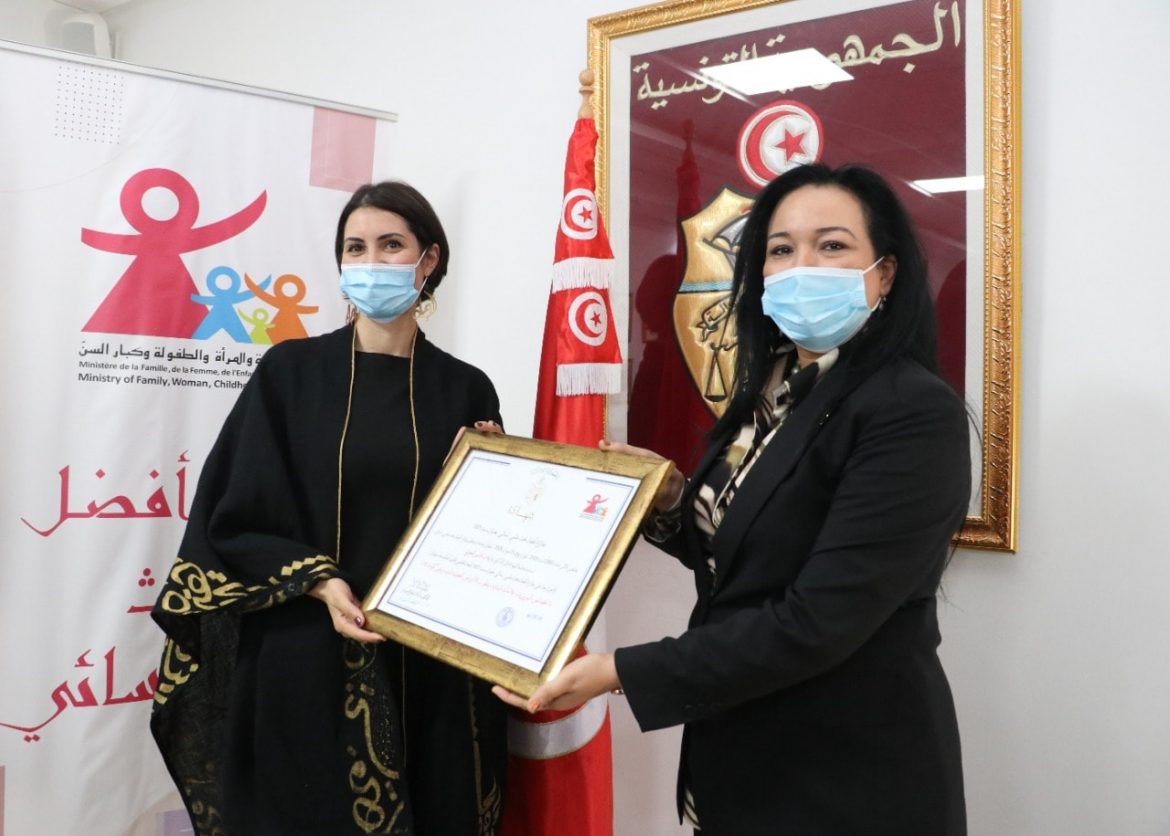 ايمان إيمان قاسم النحيلي تُتوّج بجائزة أفضل بحث علمي نسائي لسنة 2021