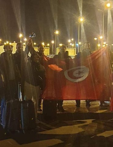 mohamed trabelsi وصول طائرة الخطوط الجوية التونسية إلى مطار تونس قرطاج في رحلة الإجلاء الثالثة و على متنها 73 من أفراد الجالية وعائلاتهم المقيمين بأوكرانيا