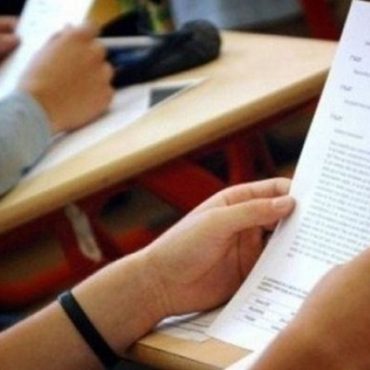 الامتحانات أم العرائس: حمل الشارة الحمراء بمراكز البكالوريا تضامناً مع أستاذ ملاحق في قضية شبهة غش