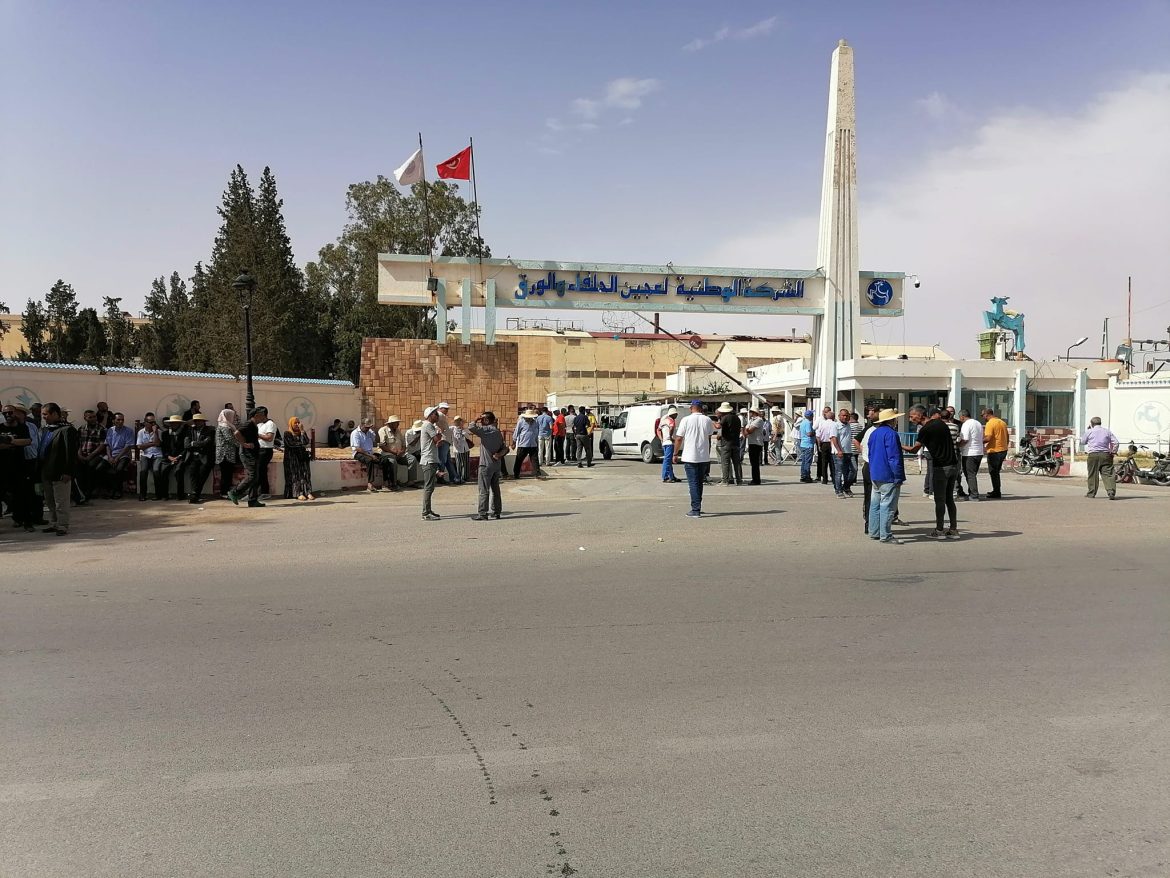 عجين الحلفاء عمال مصنع الحلفاء بالقصرين يغلقون الطريق ويطالبون بصرف اجورهم