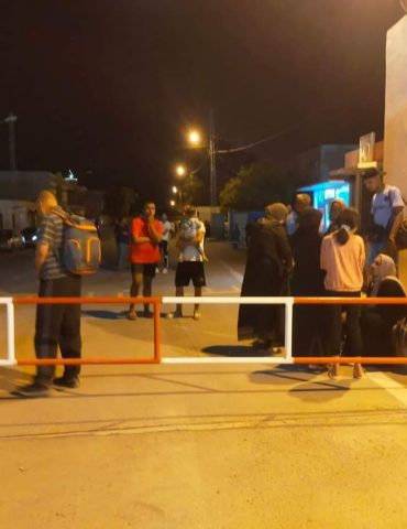 fedwa guermazi المعبر الحدودي ببوشبكة التابعة لولاية القصرين يشهد استعادة حركة المسافرين من الإتجاهين بعد فتح الحدود التونسية الجزائرية منتصف ليلة أمس، أكثر تفاصيل مع مراسلتنا بالجهة فدوى القرمازي