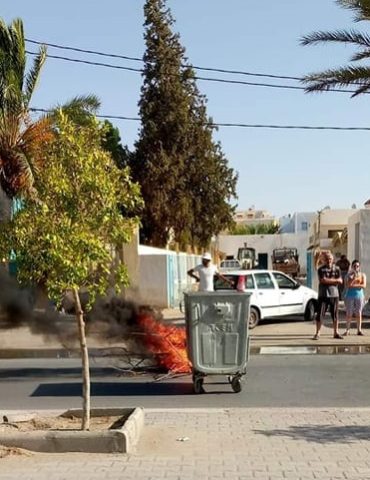 قفصة صوناد قفصة: مواطنون يحتجون أمام مقرّ إقليم الصوناد