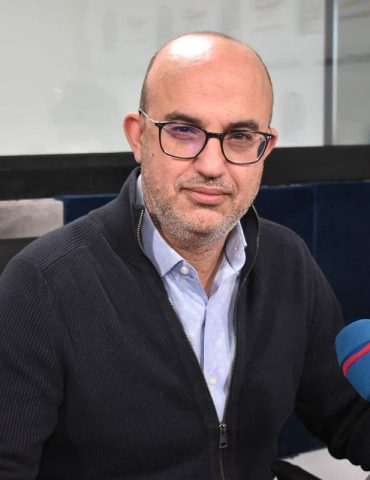 received 913800052592054.jpeg وكالة فيتش للتصنيف الإئتماني تعبر عن خشيتها من تآكل احتياطات تونس من العملة الأجنبية وانخفاض قيمة الدينار. ضيفنا رئيس حلقة الماليين عبد القادر بوديقة