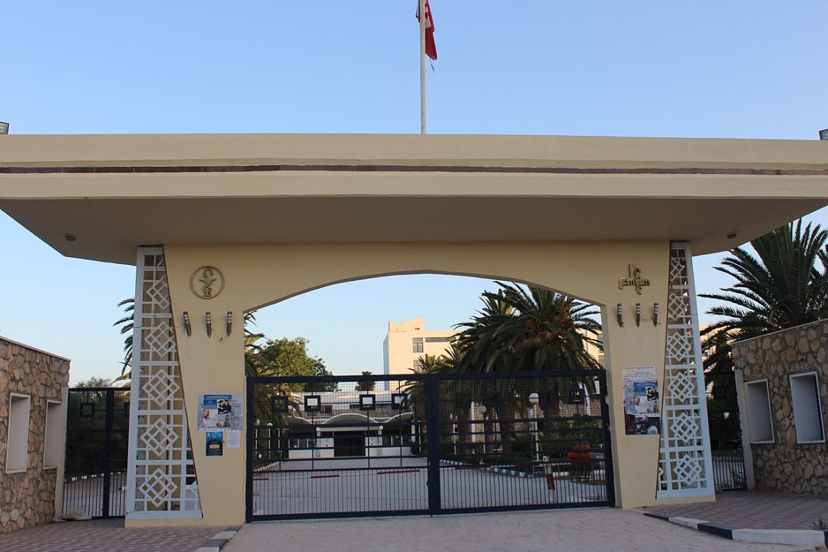 كلية كلية طب الأسنان بالمنستير تشرع في تدريس أول دفعة بالأنقليزية