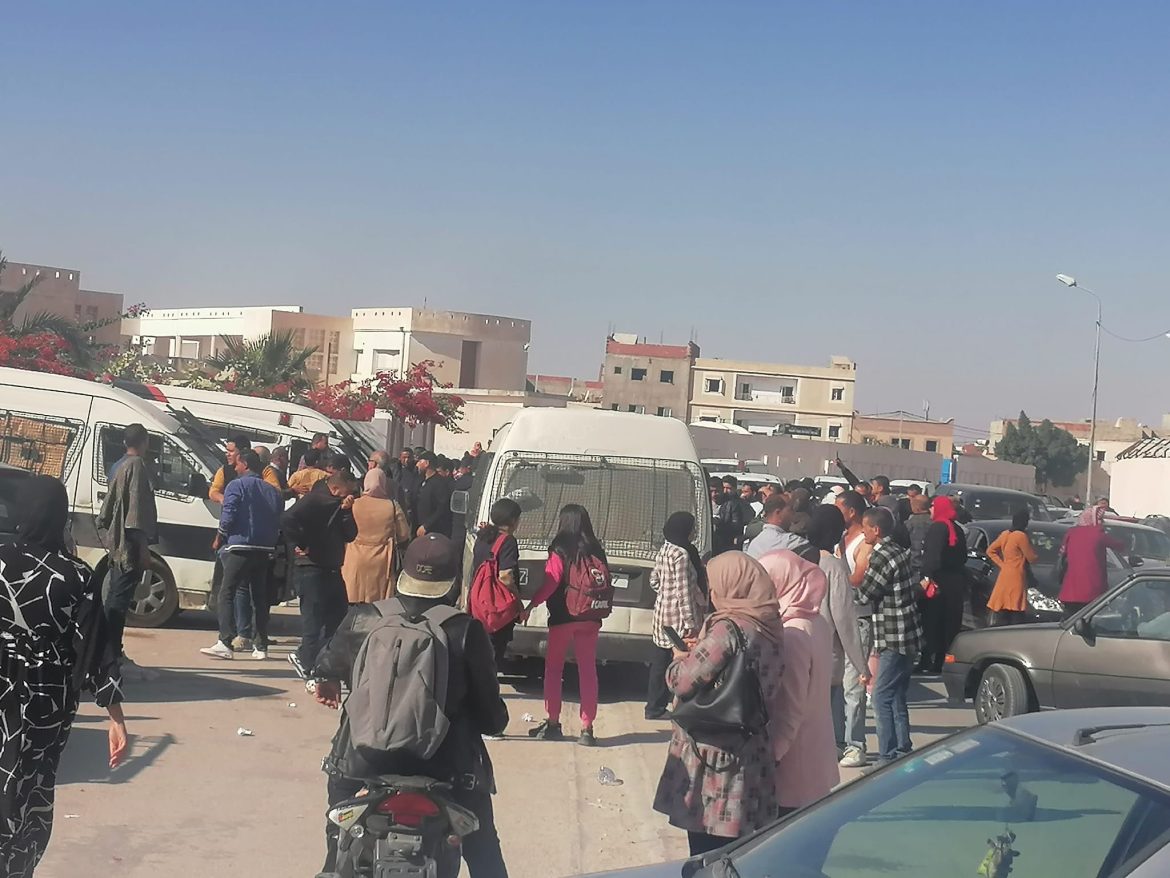 النواب مواجهات بين الأمن والمعلمين النواب بالقيروان: إيقافات وإصابات