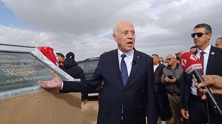 قيس سعيد رئيس الدولة يزور منطقة "قنطرة بنزرت" ويتفقد مشروعي الحماية من الفيضانات بوادي مجردة وترميم القنطرة