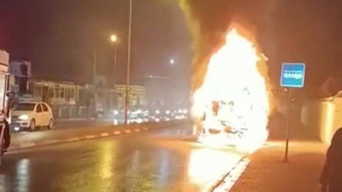 حافلة محترقة اشتعال حافلة تابعة لشركة نقل تونس