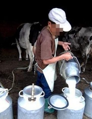 lait 765x510 1 يحي المصمودي :”وزارة الفلاحة متبنية للزيادة ولكن رئاسة الحكومة لا تحرك ساكنا”