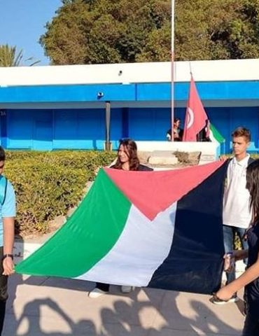 جامعة جامعة الأساسي تدعو لمواصلة رفع العلم الفلسطيني في تحية العلم