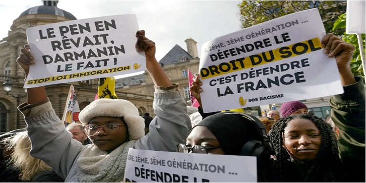 Le parlement français adopte une nouvelle loi « durcie » sur l'immigration