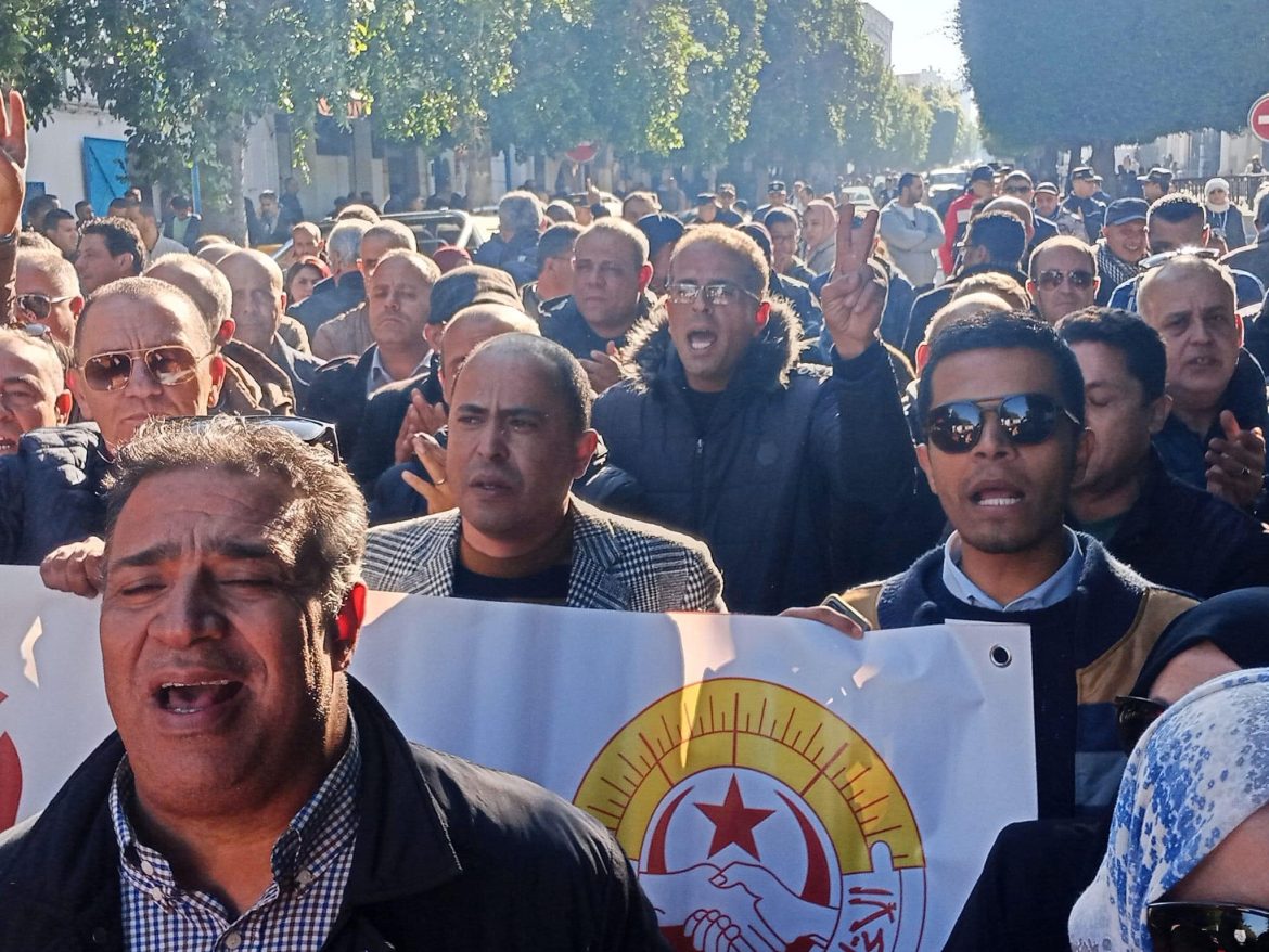 معلمين وقفة احتجاجية احتجاج المعلمين للمطالبة باسترجاع مرتب شهر جويلية المحجوز