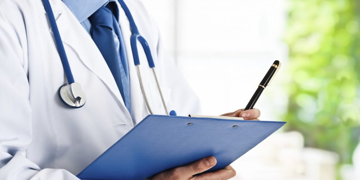 medecin الترفيع في منحة الخدمة المدنية للأطباء الشبان ومنظمتهم ترحب بالقرار وتعتبره "بداية تفاعل"