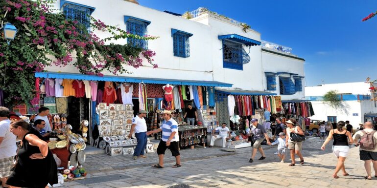 tourisme وزير السياحة: "أولويتنا إزاحة العراقيل ودفع الاستثمار في القطاع السياحي"