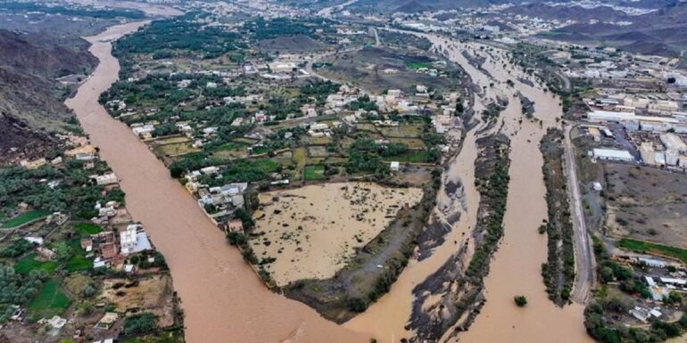 oman عمان: الأمطار الغزيرة والسيول تخلف عددا من القتلى