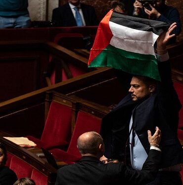 Sebastien Delogu France : le député Sébastien Delogu exclu 15 jours de l’Assemblée pour avoir brandi le drapeau palestinien