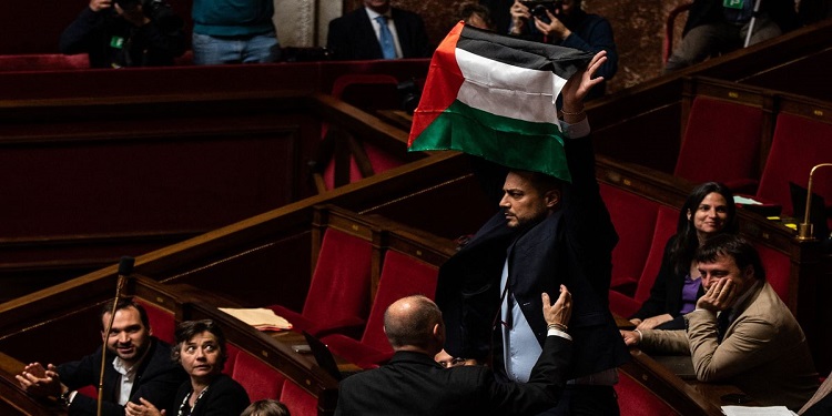 Sebastien Delogu France : le député Sébastien Delogu exclu 15 jours de l’Assemblée pour avoir brandi le drapeau palestinien