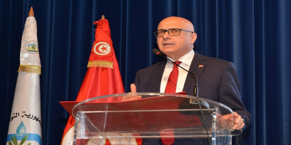 file7a وزير الفلاحة يدعو إلى نشر التكنولوجيا ونتائج البحث في المجال الفلاحي