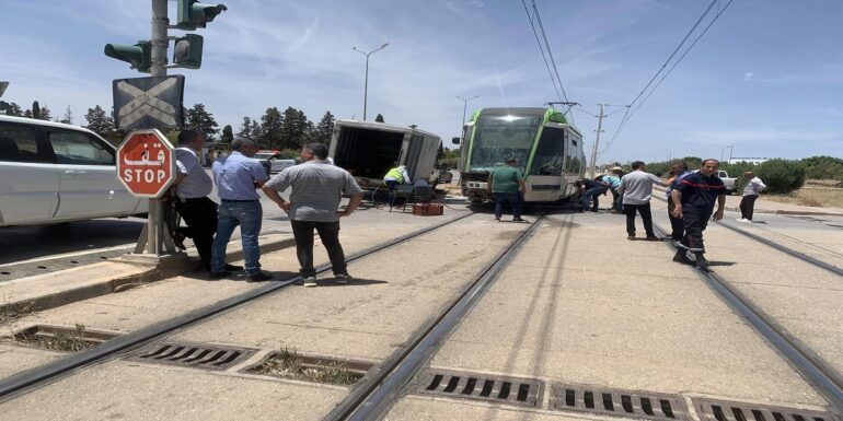 ACCIDENT إصابة 03 أشخاص في حادث اصطدام شاحنة بالمترو رقم 4