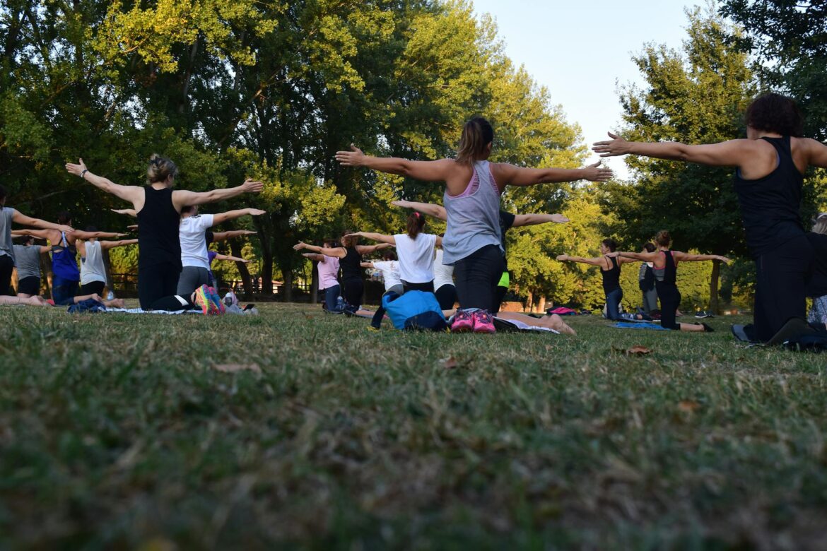 Groupe de personnes pratiquant le Yoga en plein air