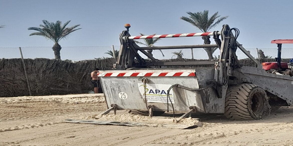 plage وزير البيئة يعطي إشارة انطلاق تنظيف الشواطئ استعدادا للموسم الصيفي والسياحي