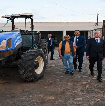 Kais Saied Henchir Chaal Kais Saied : il est inadmissible de vendre 37 tracteurs appartenant à Henchir Chaâl à 167 mille dinars