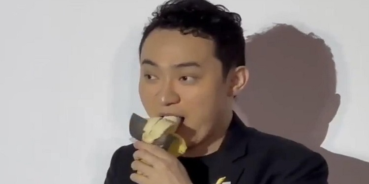 Justin Sun L'entrepreneur qui a acheté la banane scotchée pour 6,2 millions de dollars l'a mangée