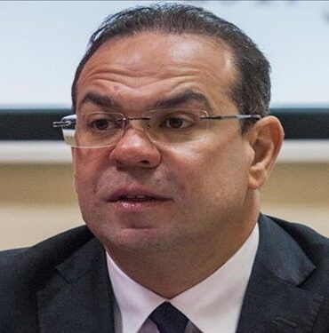 Mehdi ben Gharbia Mehdi Ben Gharbia devant le tribunal de Sousse