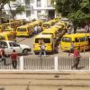 Des chauffeurs de taxis collectifs protestent devant le siège du gouvernorat à Tunis