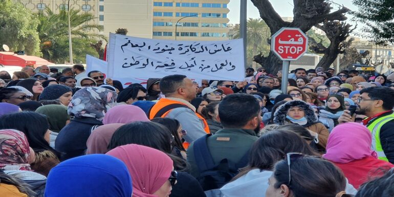 docc وقفة احتجاجية لحراك الدكاترة الباحثين المقصيين عن العمل أمام وزارة التعليم العالي