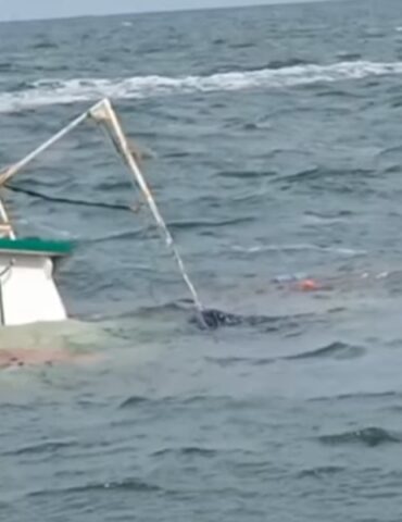 ba7ara إنقاذ بحارة بعد غرق مركبهم بسواحل اللواتة رغم سوء الأحوال الجوية