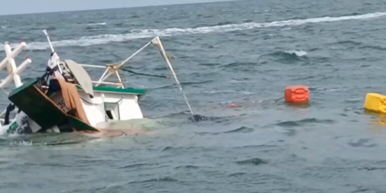 ba7ara إنقاذ بحارة بعد غرق مركبهم بسواحل اللواتة رغم سوء الأحوال الجوية