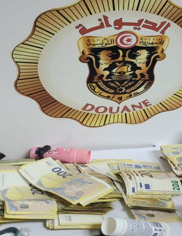 douane 1 مطار تونس قرطاج: حجز مبلغ 68 ألف أورو غير مصرح بها لدى مواطنة أجنبية