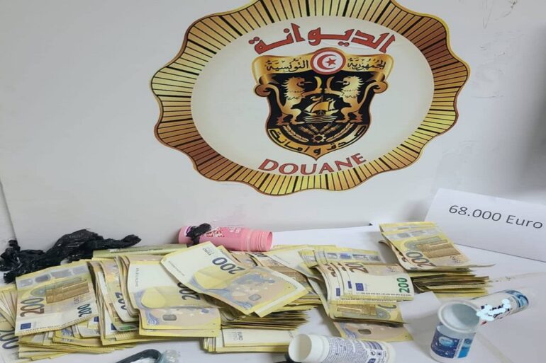 douane 1 مطار تونس قرطاج: حجز مبلغ 68 ألف أورو غير مصرح بها لدى مواطنة أجنبية