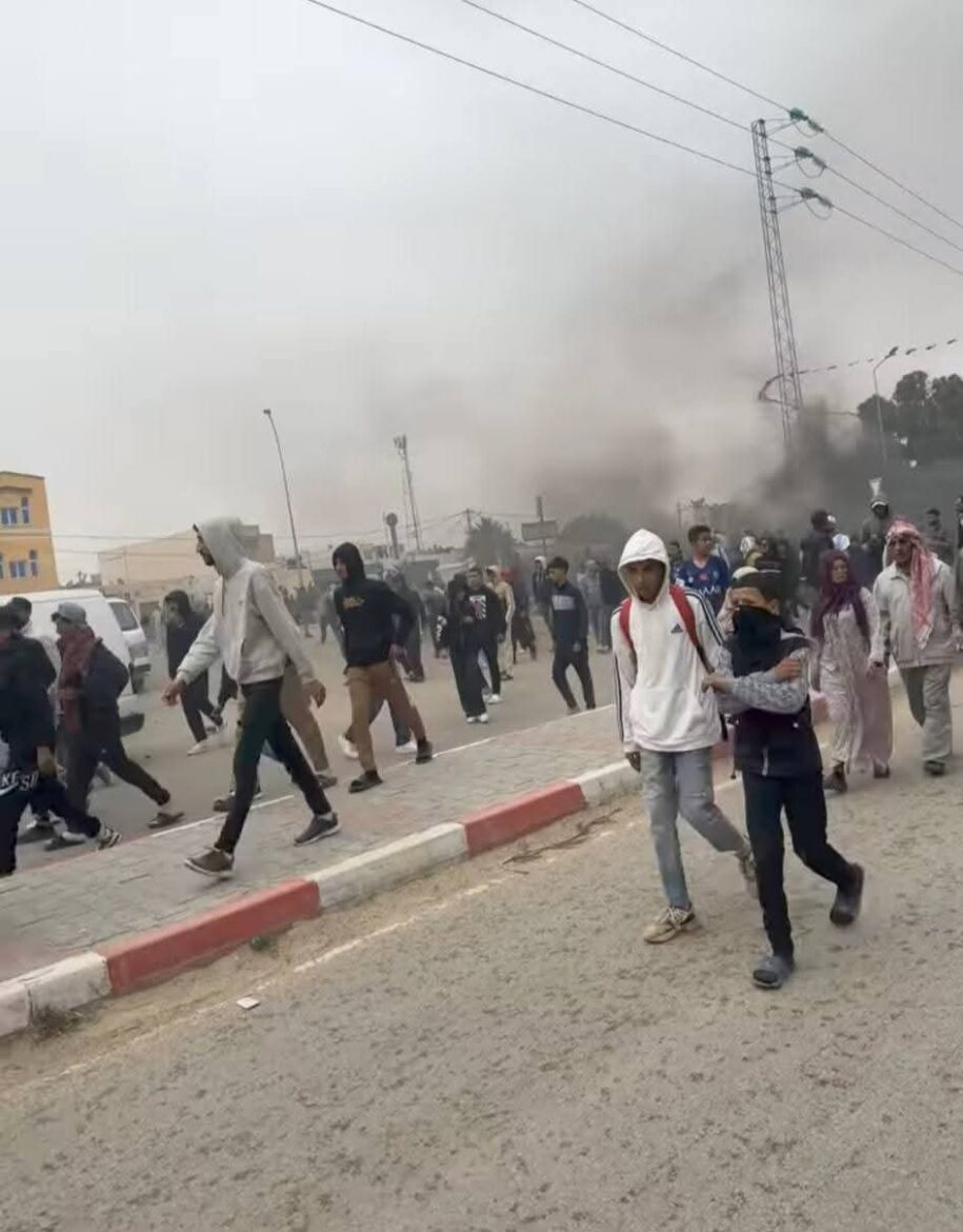 FB IMG 1744653443151 المزونة: مواطنون يحتجّون بعد حادثة وفاة 3 تلاميذ
