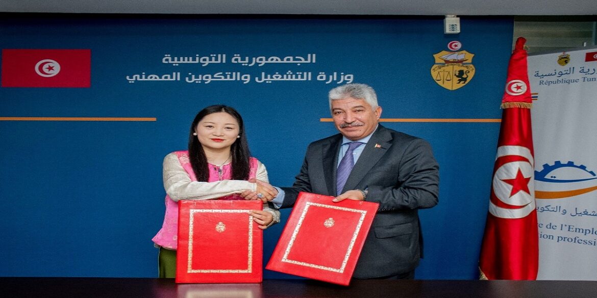 chaoued 1 توقيع مذكرة تفاهم بين وزارة التشغيل والمركز الدولي للتواصل الثقافي الماليزي