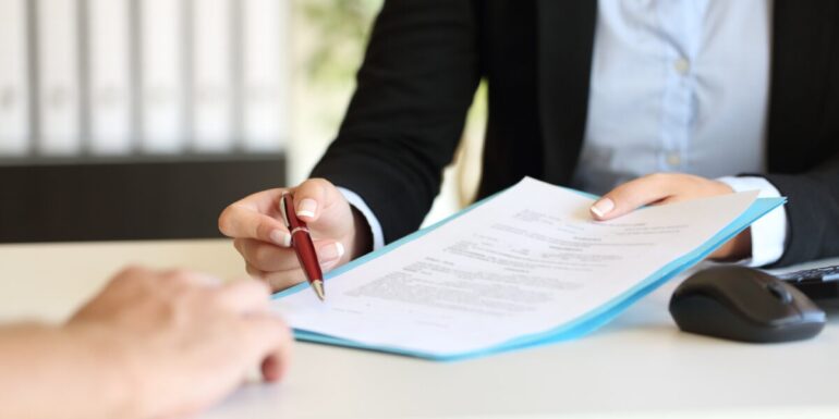 contrat مشروع قانون تنظيم عقود الشغل ومنع المناولة .. يرى النور قريبا