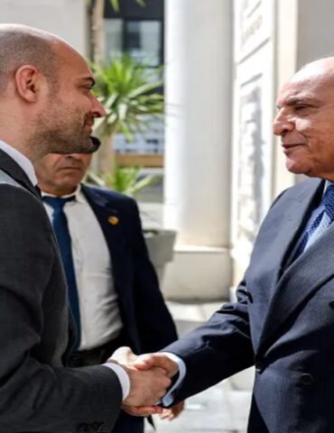 france الجزائر تطلب من 12 موظفا في سفارة فرنسا مغادرة البلاد