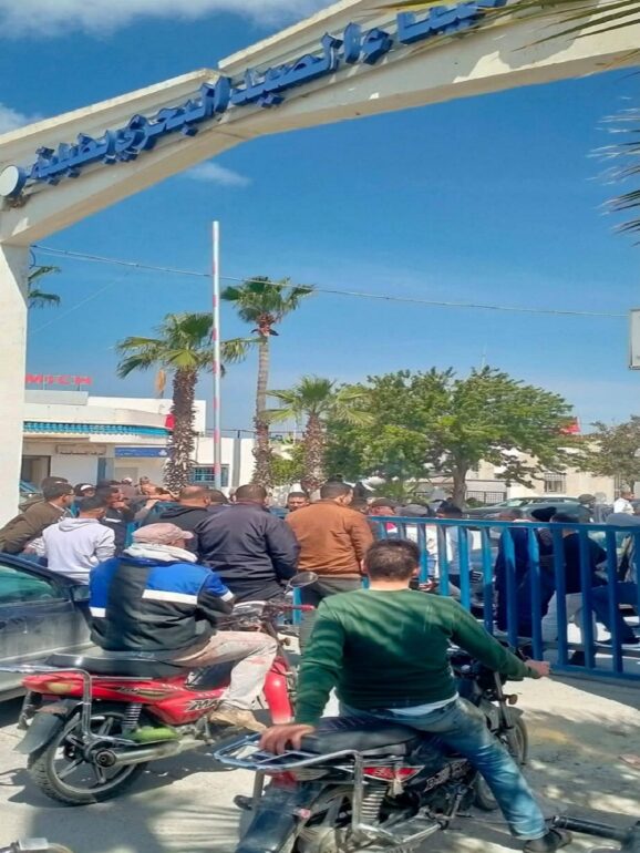 tbolba المنستير: عدد من البحارة يغلقون ميناء الصيد البحري بطبلبة