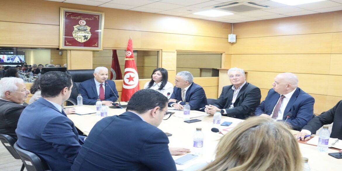 tijara 2 وزير التجارة يدعو لتدارس تداعيات ترفيع المعاليم الجمركية الأمريكية على الصادرات التونسية