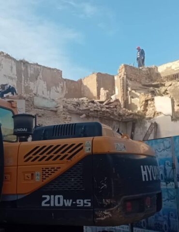 tunis تنفيذ عملية هدم لبناية قديمة ومهددة بالسقوط بنهج الباشا