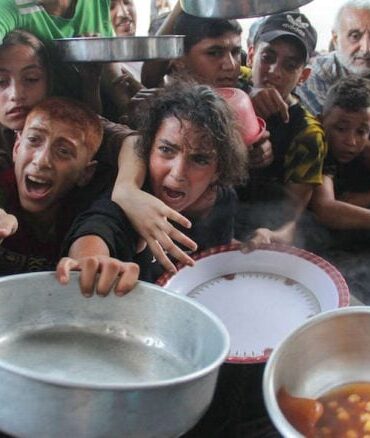 GAZA الأونروا: مئات الآلاف في غزة يتضورون جوعا.. وما يصل من مساعدات "إبرة في كومة قش"