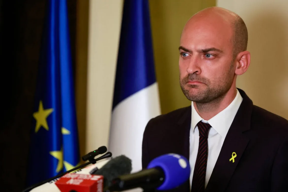france الجزائر تطرد عنصرين فرنسيين وباريس تؤكد أن العلاقات "مجمدة تماما"
