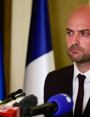 france الجزائر تطرد عنصرين فرنسيين وباريس تؤكد أن العلاقات "مجمدة تماما"