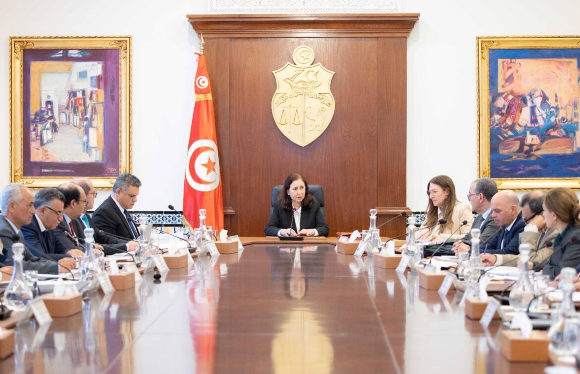 houkouma اجتماع اللجنة العليا لتسريع إنجاز المشاريع العمومية يقترح حلولا لتجاوز الإشكاليات في مشاريع قطاع النقل