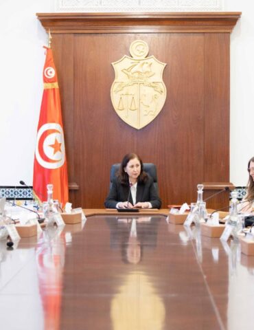 houkouma اجتماع اللجنة العليا لتسريع إنجاز المشاريع العمومية يقترح حلولا لتجاوز الإشكاليات في مشاريع قطاع النقل