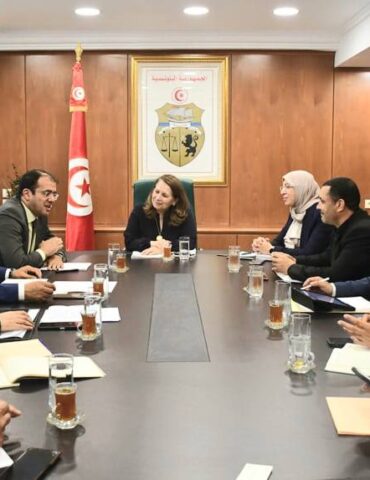 wajih hsine تمويل ودعم المؤسسات محور لقاء وزيرة الصناعة بمدير عام بنك تمويل المؤسسات الصغرى والمتوسطة