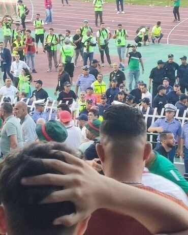 MOULOUDIA 3 ضحايا وعشرات الجرحى اثر سقوط أنصار النادي من المدرجات العلوية