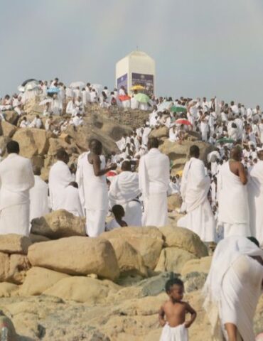 arafat الحجاج يتوافدون على عرفات لأداء الركن الأعظم